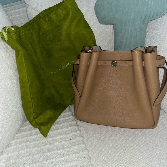 Tory Burch Handbags - Tory Burch Tan Romy Bucket Bag NWT